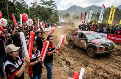 Balon tepuk Bandung warna cerah untuk meramaikan tribun suporter